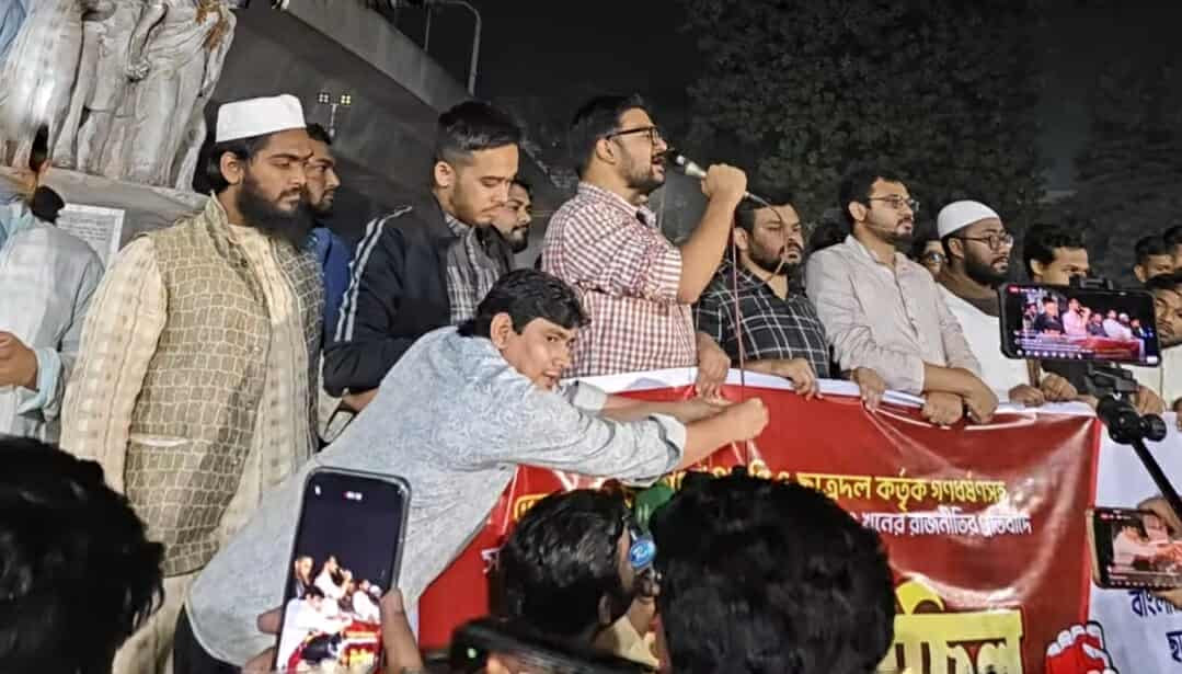 বিএনপি ও ছাত্রদলের নারী নির্যাতনের প্রতিবাদে ঢাবিতে শিবিরের বিক্ষোভ