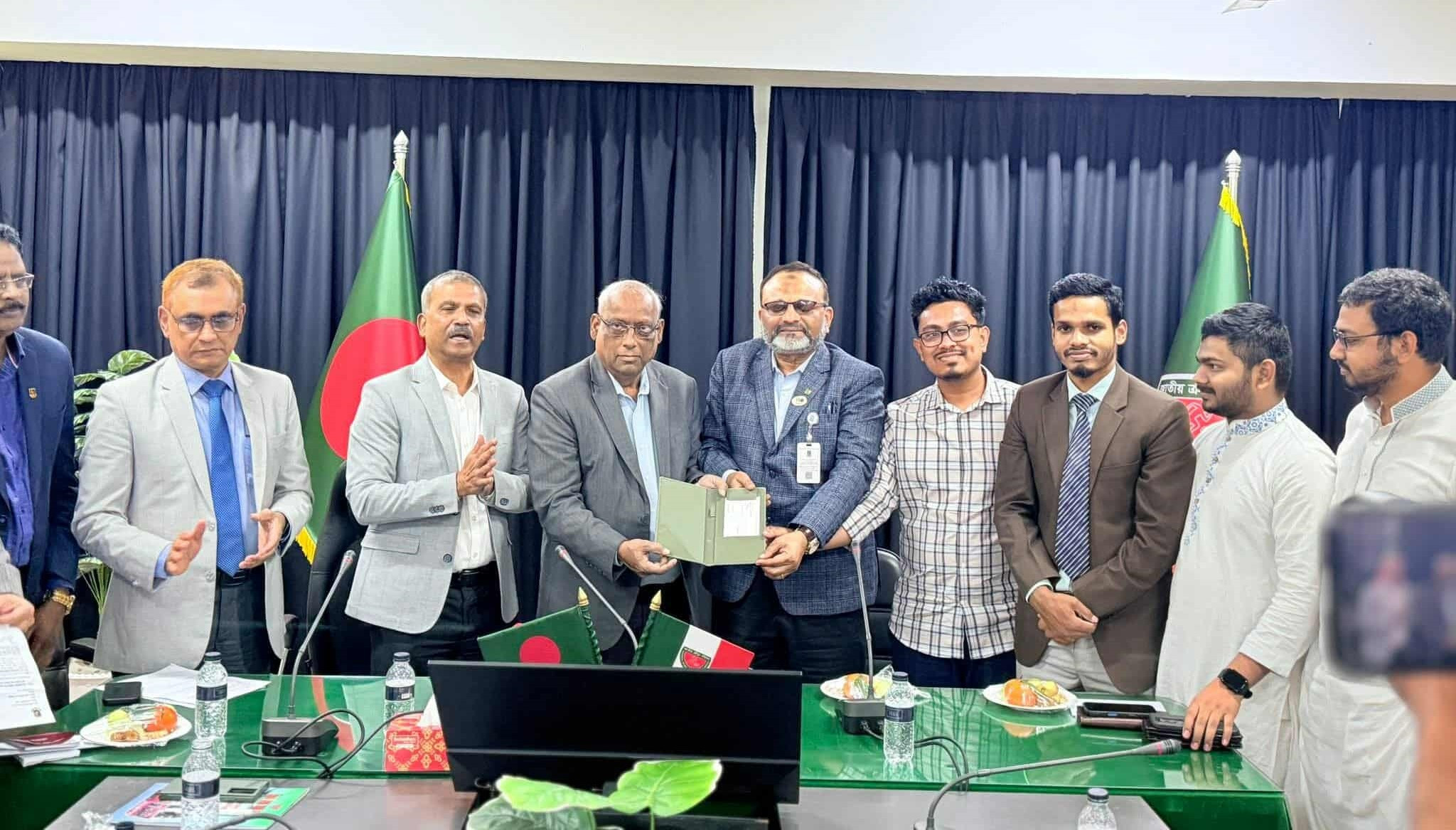 ঢাবির খেলার মাঠকে আধুনিকায়ন করতে ডাকসুকে বিসিবির ২ কোটি টাকার চেক হস্তান্তর