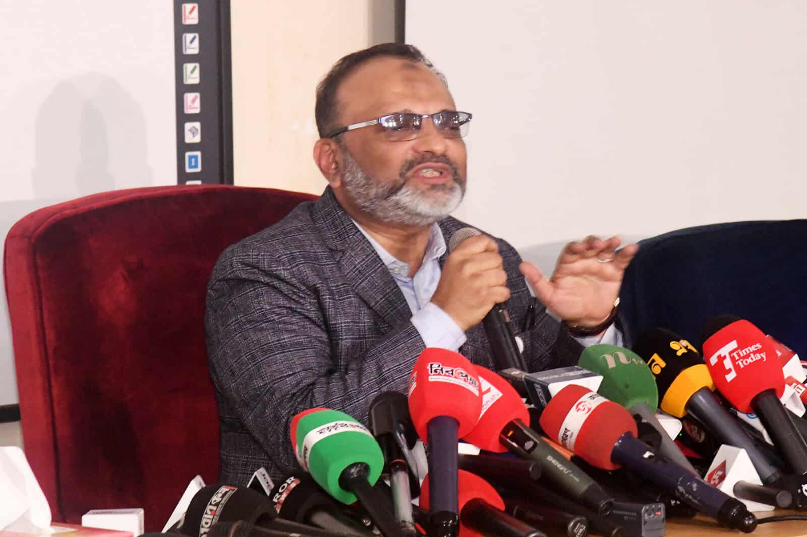 পদত্যাগ করেননি ঢাবি উপাচার্য,  মিডিয়াতে বক্তব্য ভুলভাবে উপস্থাপনের অভিযোগ