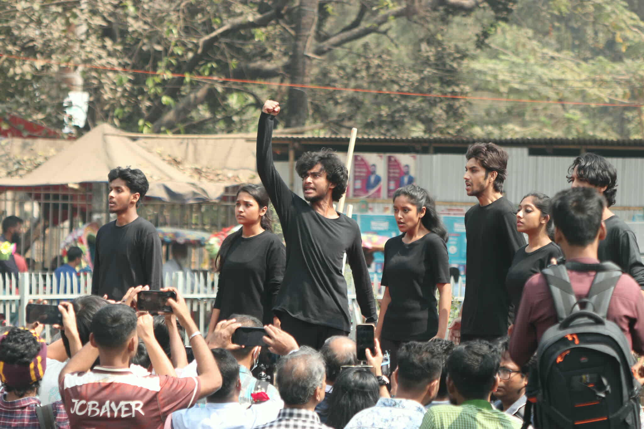 রাজু ভাস্কর্যের পাদদেশে ‘ভাষার ক্ষুধা’ পথনাটক
