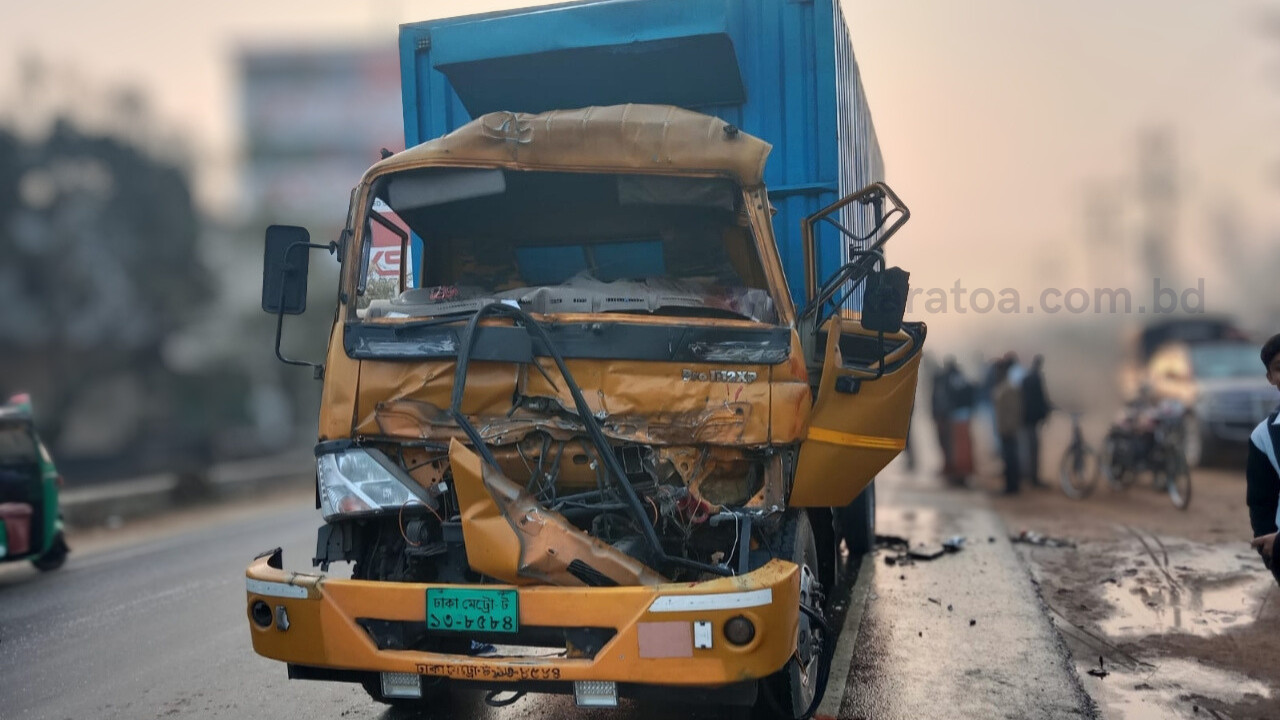 দিনাজপুরের ঘোড়াঘাটে দাঁড়িয়ে থাকা ট্রাকে ধাক্কায় সহকারী নিহত 