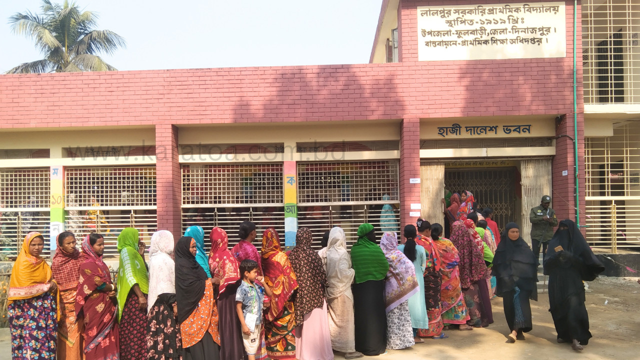 দিনাজপুর ফুলবাড়ীতে পুরুষের চেয়ে  নারী ভোটার উপস্থিতি বেশি