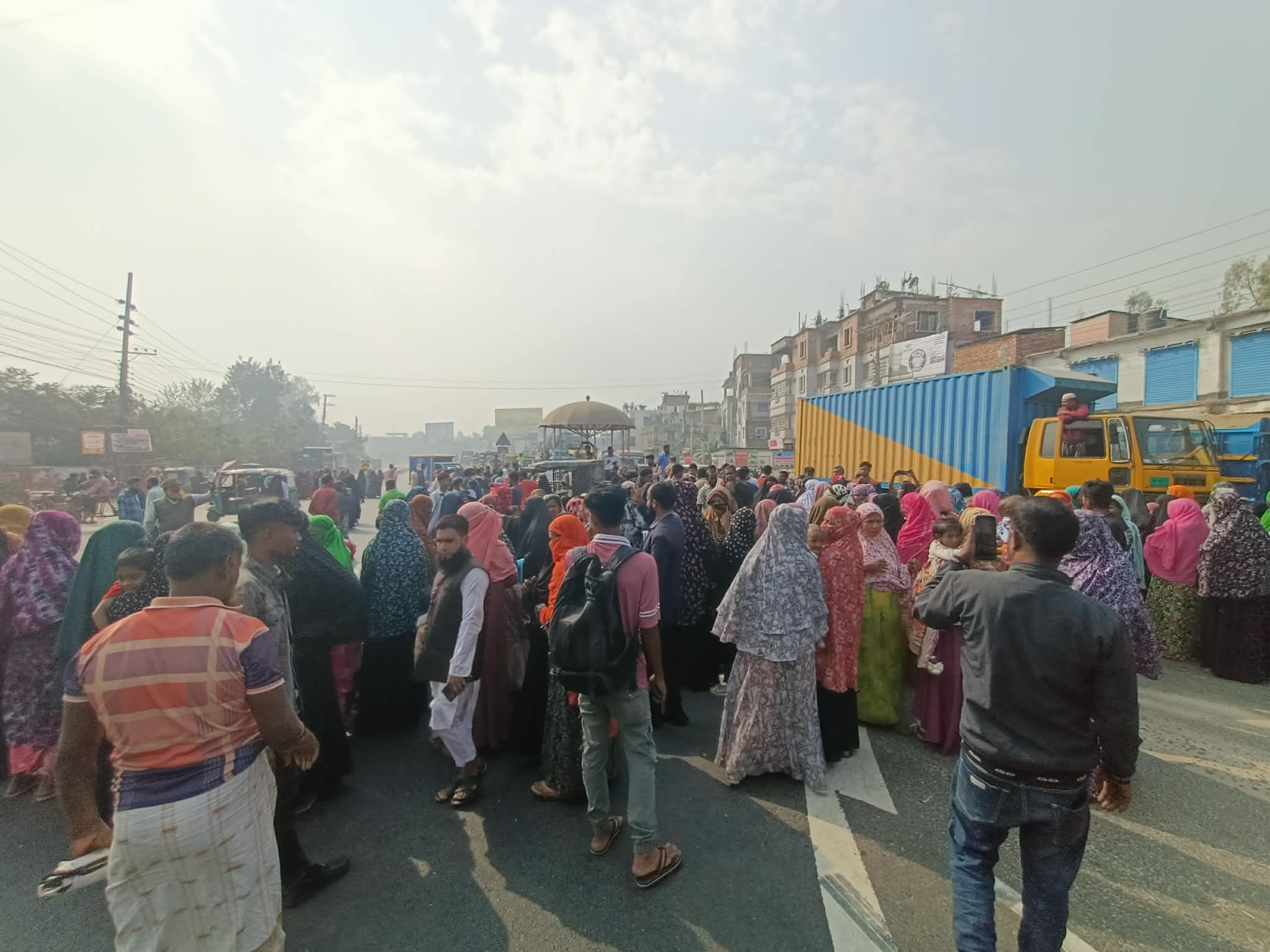 বগুড়ায় সড়ক দুর্ঘটনায় নিহত গৃহবধূর লাশ নিয়ে মহাসড়ক অবরোধ