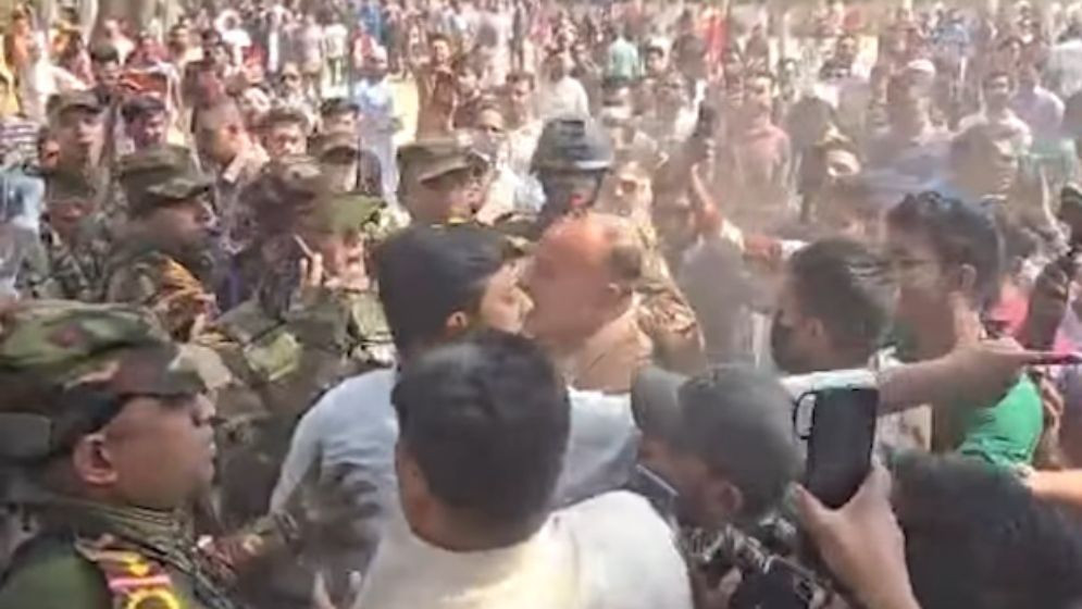 কেন্দ্র পরিদর্শনে গিয়ে তোপের মুখে নাসীরুদ্দীন পাটওয়ারী, উদ্ধার করল সেনাবাহিনী