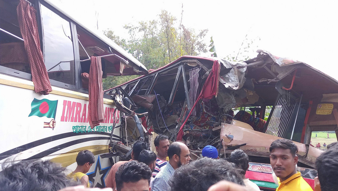 মাদারীপুরে দুই বাসের মুখোমুখি সংঘর্ষে নিহত ২ 