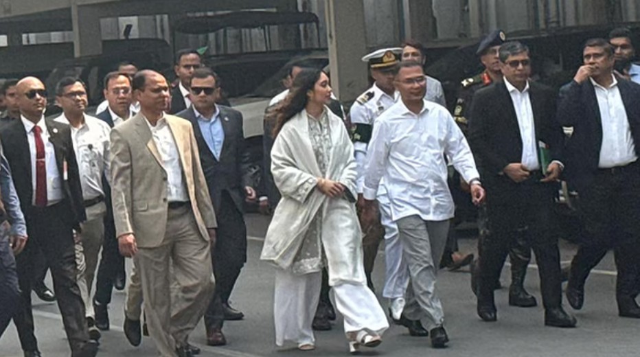 মেয়ে জাইমাকে নিয়ে সচিবালয় থেকে হেঁটে ‘একুশে পদক’ অনুষ্ঠানে তারেক রহমান