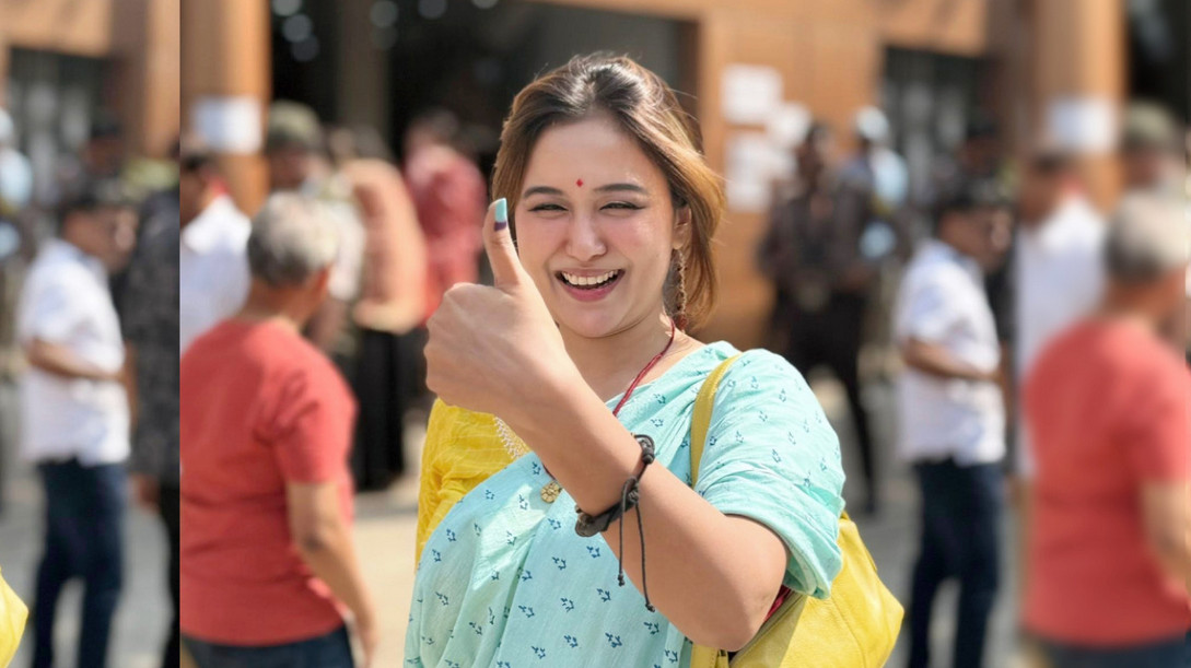 ভোট দিয়ে উচ্ছ্বসিত অভিনেত্রী চমক