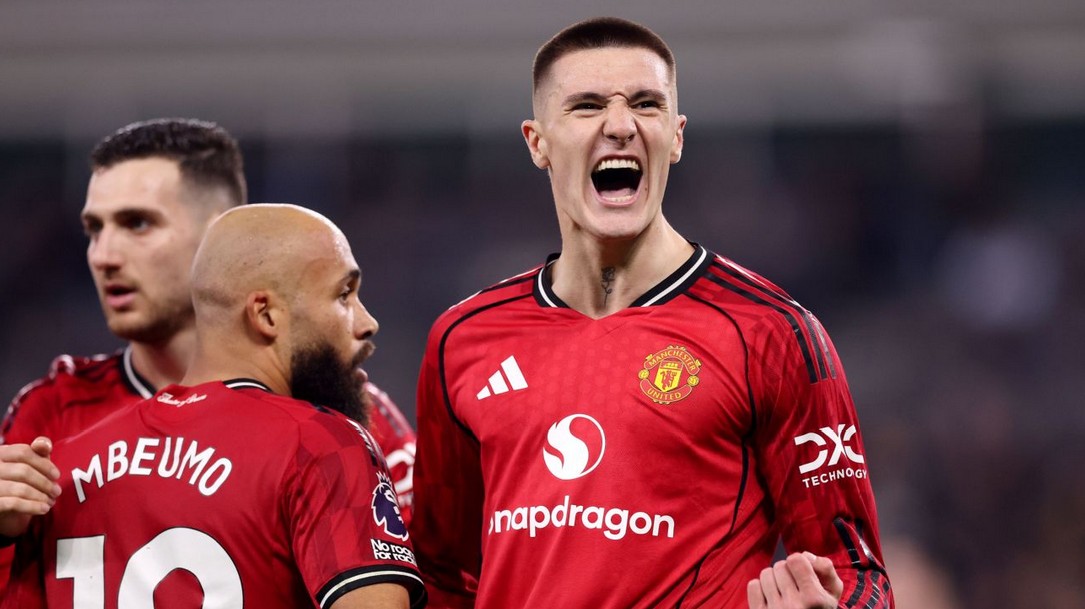 লিগে সেরা চারে উঠে এলো ম্যানইউ