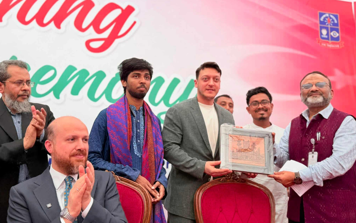 বিশ্বকাপজয়ী  ফুটবলার ওজিল ঢাকা বিশ্ববিদ্যালয় ক্যাম্পাসে