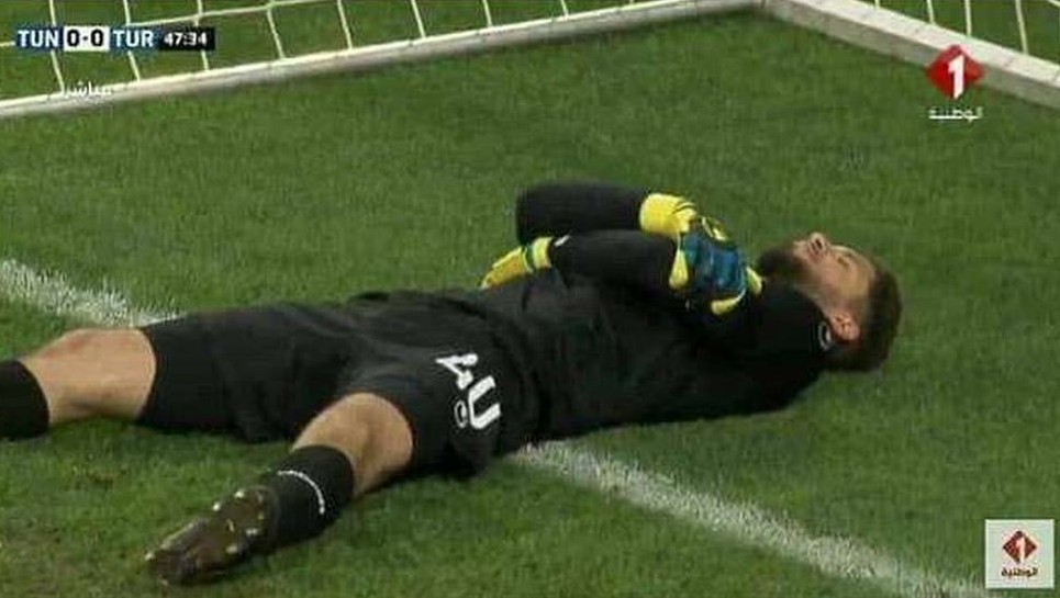 ইনজুরির অভিনয় করে মুসলিম সতীর্থদের ইফতারের সুযোগ গোলরক্ষকের