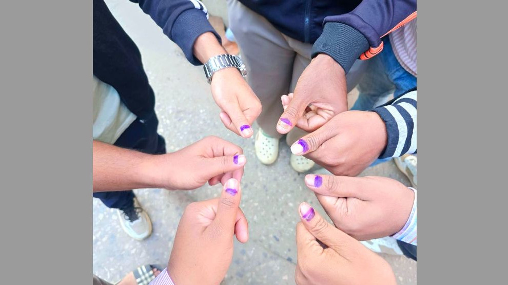 প্রথমবার ভোট দিতে পেরে তরুণদের উল্লাস