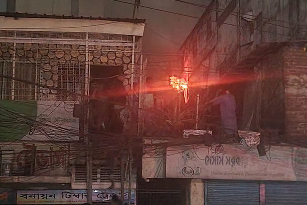 এক ঘণ্টার বেশি সময় পর কারওয়ান বাজারের আগুন নিয়ন্ত্রণে