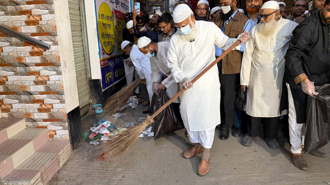 ভোরে সড়ক পরিষ্কার করে দিন শুরু করলেন বিরোধীদলীয় নেতা ডা. শফিকুর রহমান