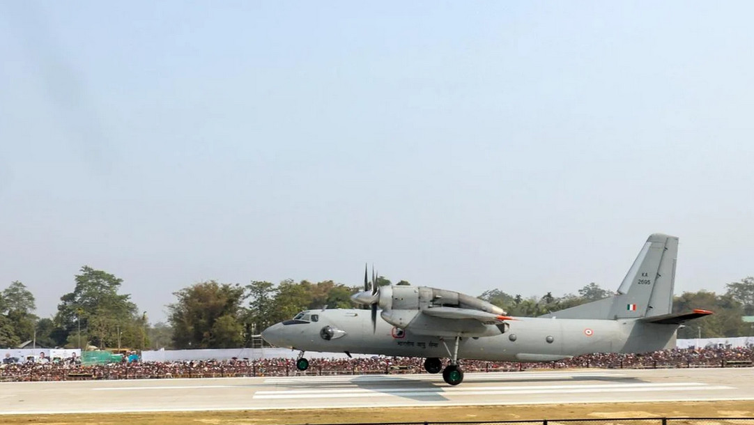 মহাসড়কে অবতরণ করলো মোদিকে বহনকারী বিমান