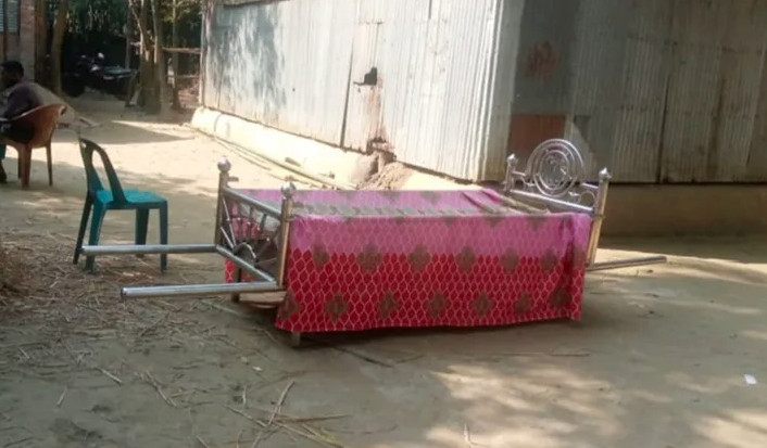 কুড়িগ্রামে সম্পত্তির বিরোধে ২৫ ঘন্টা বাড়ির উঠানে পড়ে থাকে বাবার লাশ