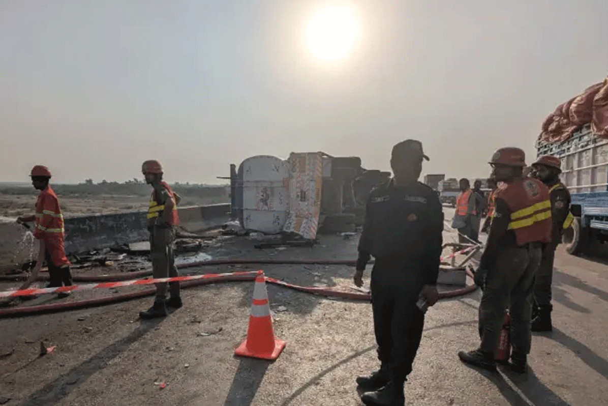 পাকিস্তানে সড়ক দুর্ঘটনায় নিহত ১১