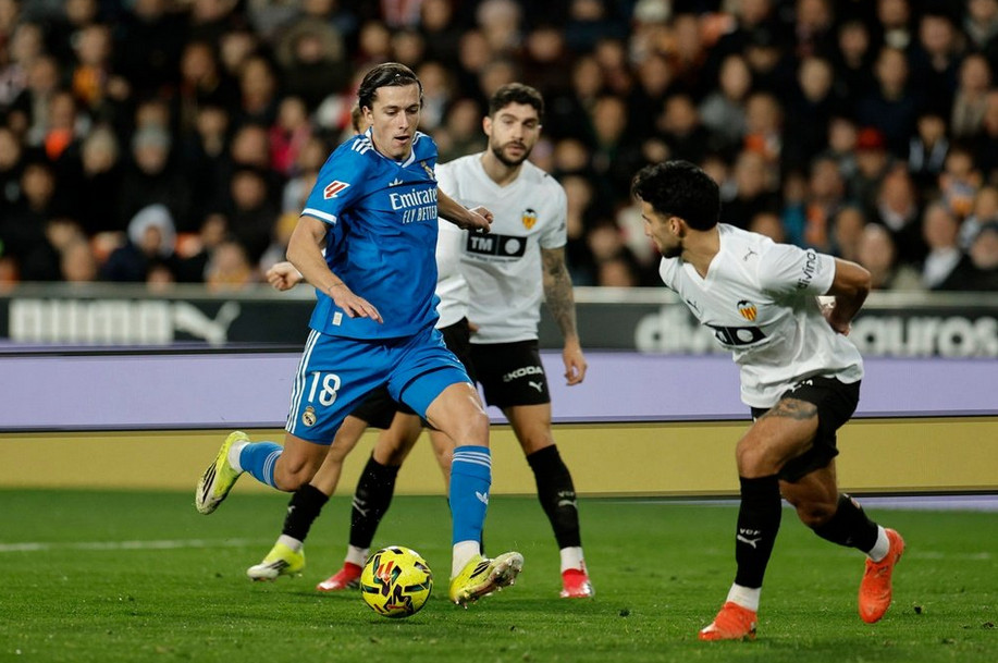 শীর্ষে থাকা বার্সা’র সাথে ব্যবধান কমালো রিয়াল