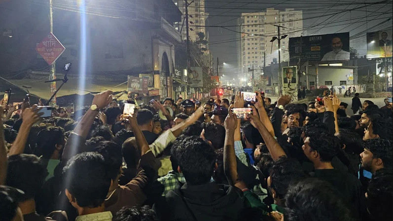 শহীদ মিনারে শ্রদ্ধা জানাতে আসা প্রশাসনের গাড়ি আটকে শিক্ষার্থীদের বিক্ষোভ