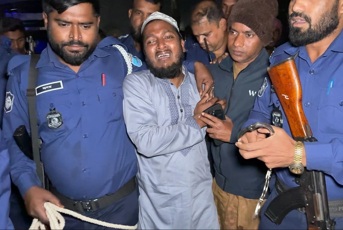 প্যারোলে মুক্তি পেয়ে বাবার জানাজায় অংশ নিলেন ছাত্রদল নেতা