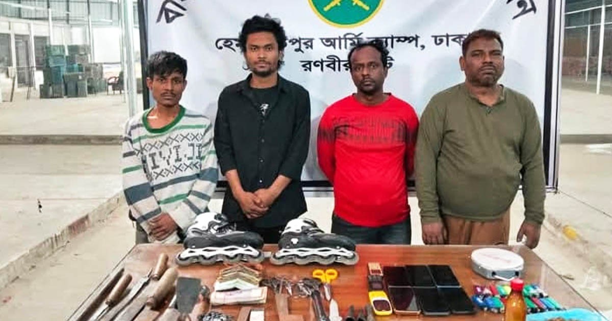 সাভারে সেনা অভিযানে অস্ত্রসহ ৪ ছিনতাইকারী আটক