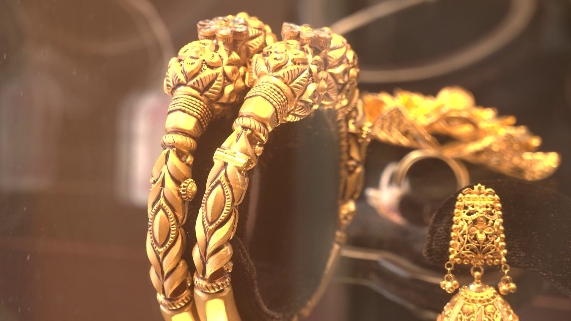 দেশে স্বর্ণের দামে বড় লাফ, ফের ভরি ছাড়াল আড়াই লাখ টাকা