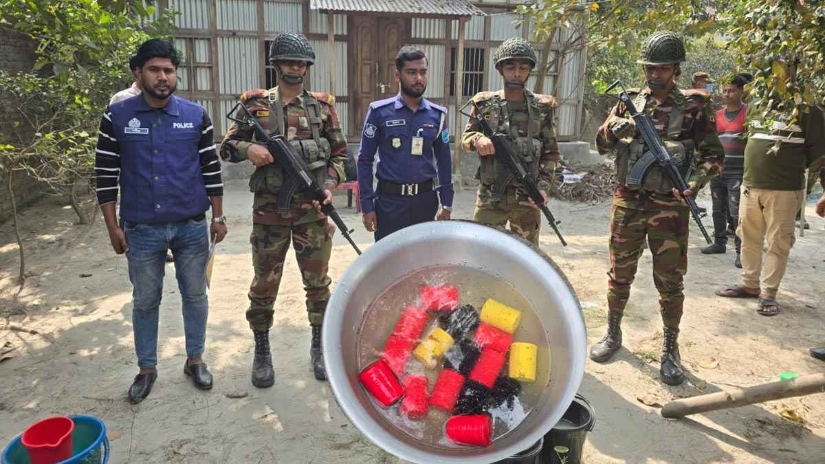 পরিত্যক্ত মুরগির ঘর থেকে ১৬ ককটেল উদ্ধার