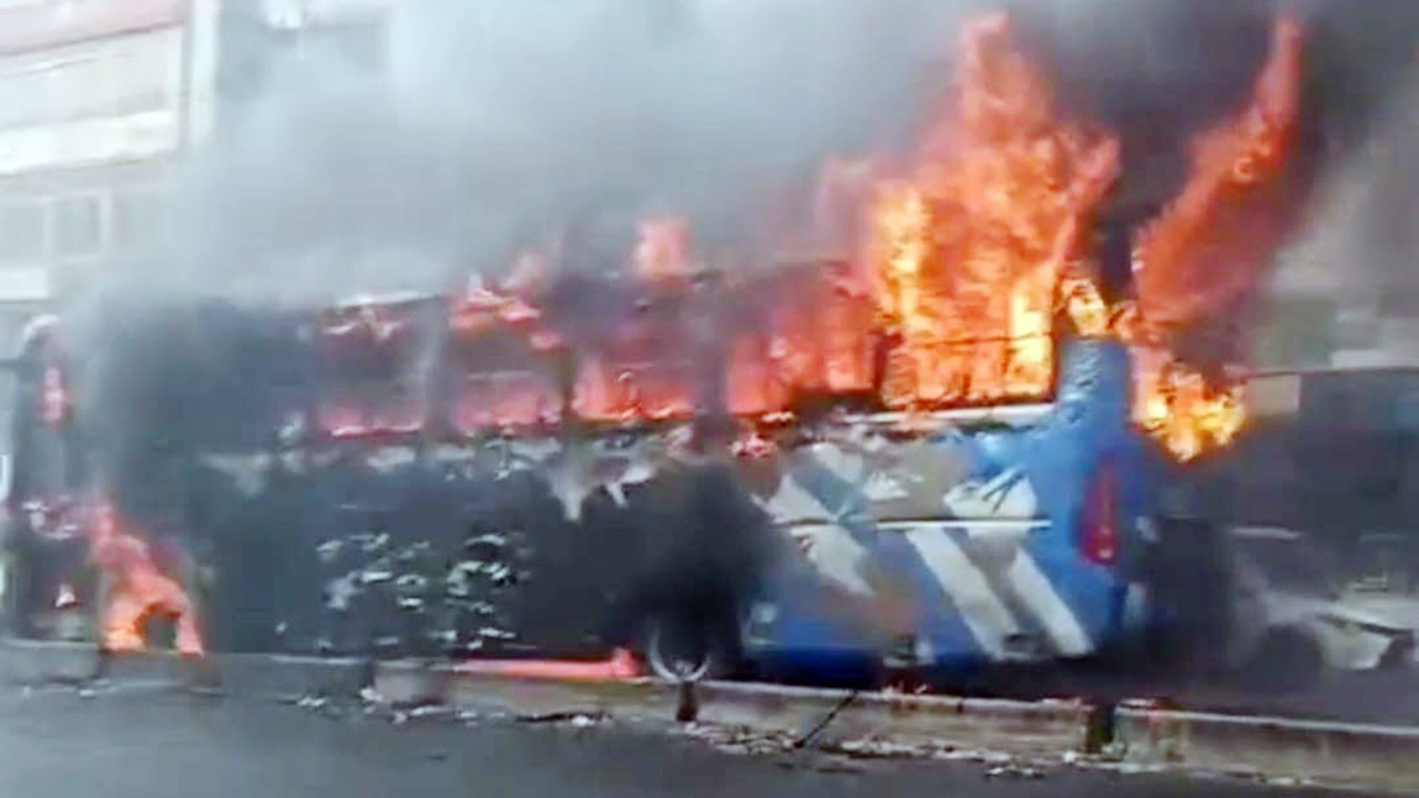 গাজীপুরে বাসের সাথে মোটরসাইকেলের সংঘর্ষে আগুন