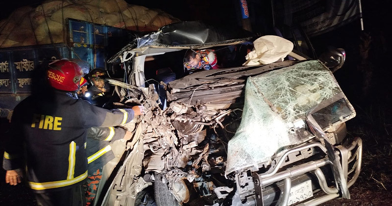 গৌরনদীতে মাইক্রোবাস ট্রাক মুখোমুখি সংঘর্ষে আহত ১১