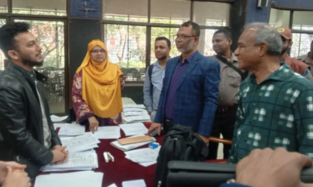 পুলিশ হেডকোয়ার্টার্সের অপারেশন কন্ট্রোল রুম পরিদর্শন করলেন স্বরাষ্ট্র উপদেষ্টা