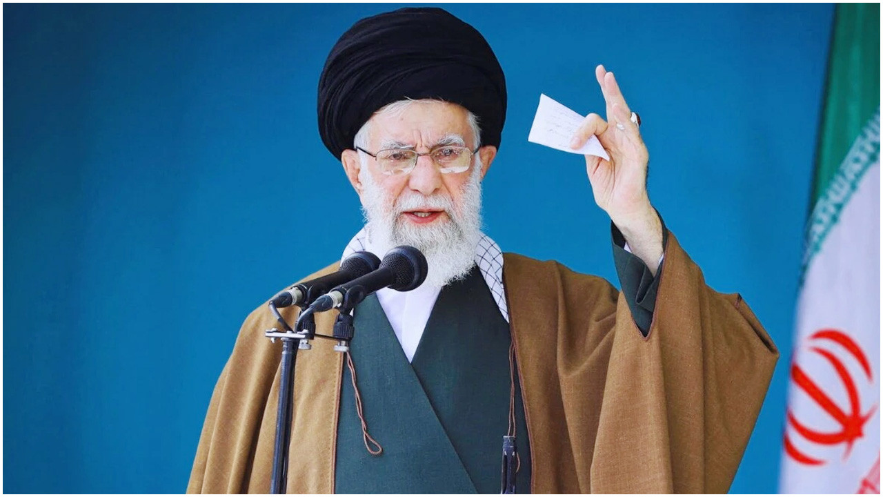 যুক্তরাষ্ট্র হামলা করলে আঞ্চলিক যুদ্ধ শুরু হবে, খামেনির হুঁশিয়ারি