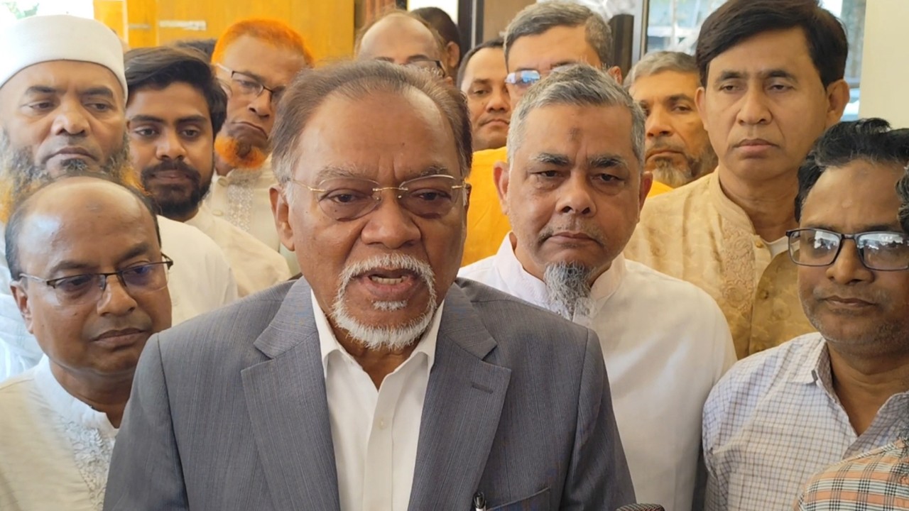 প্রধানমন্ত্রী তার প্ল্যান বাস্তবায়নে ঝাঁপিয়ে পড়েছেন: জনপ্রশাসন উপদেষ্টা