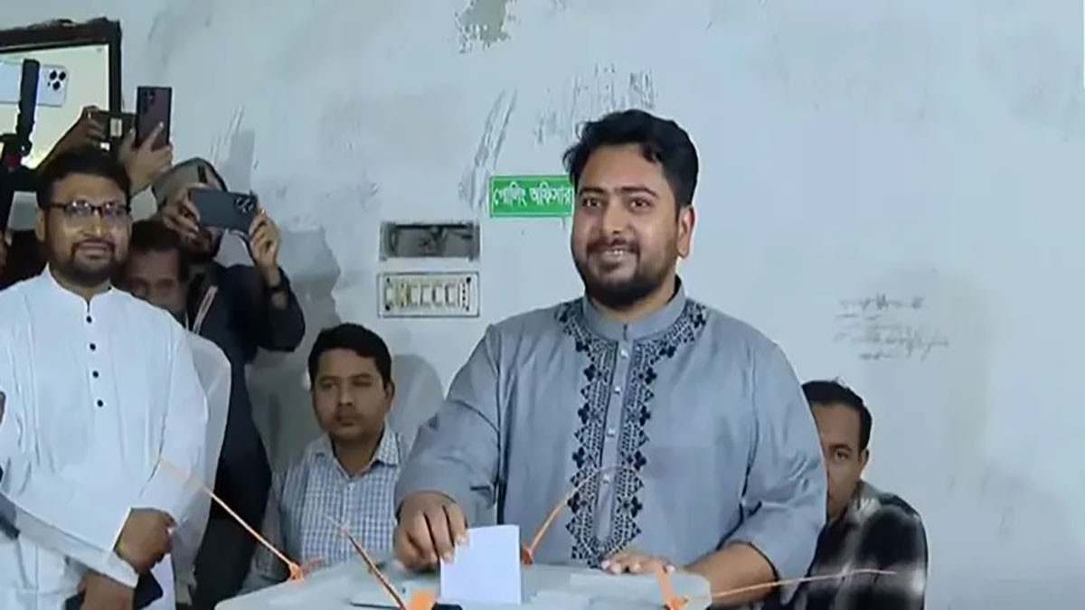 ভোট দিলেন নাহিদ ইসলাম