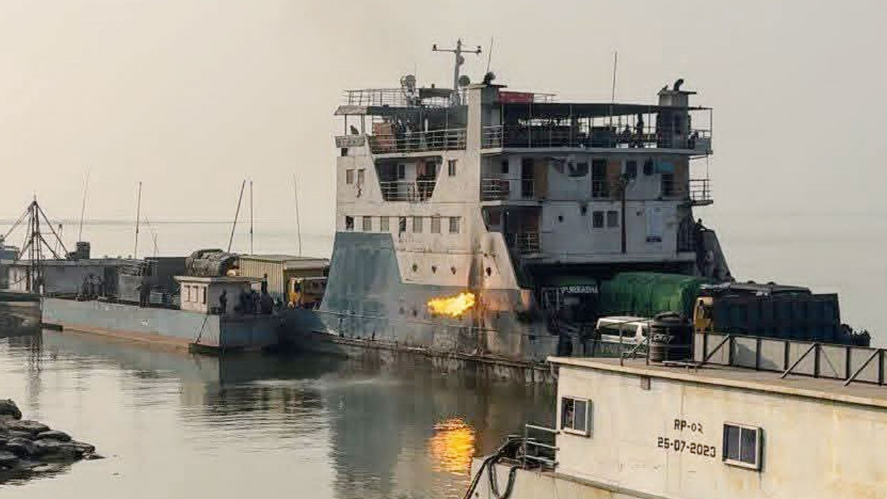 দৌলতদিয়ায় ফেরিতে আগুন