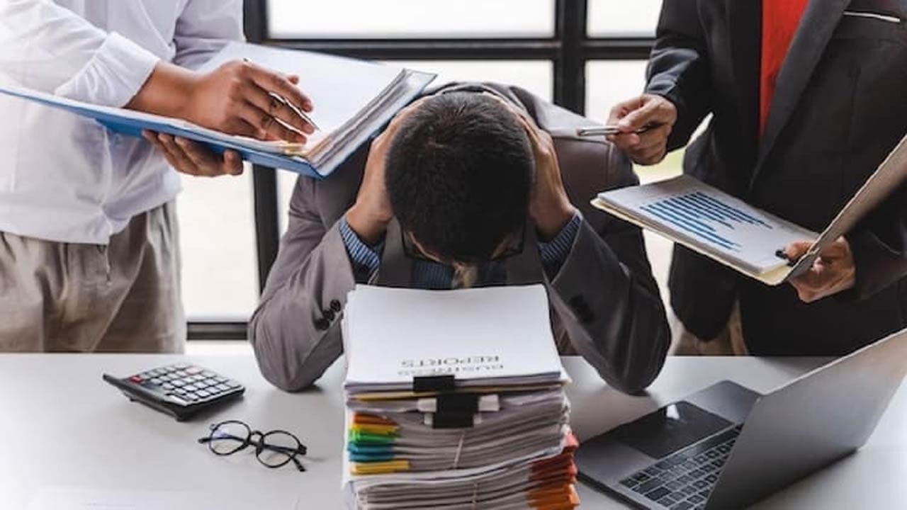 আপনি একজন 'টক্সিক' সহকর্মী কিনা? লক্ষণগুলো মিলিয়ে নিন