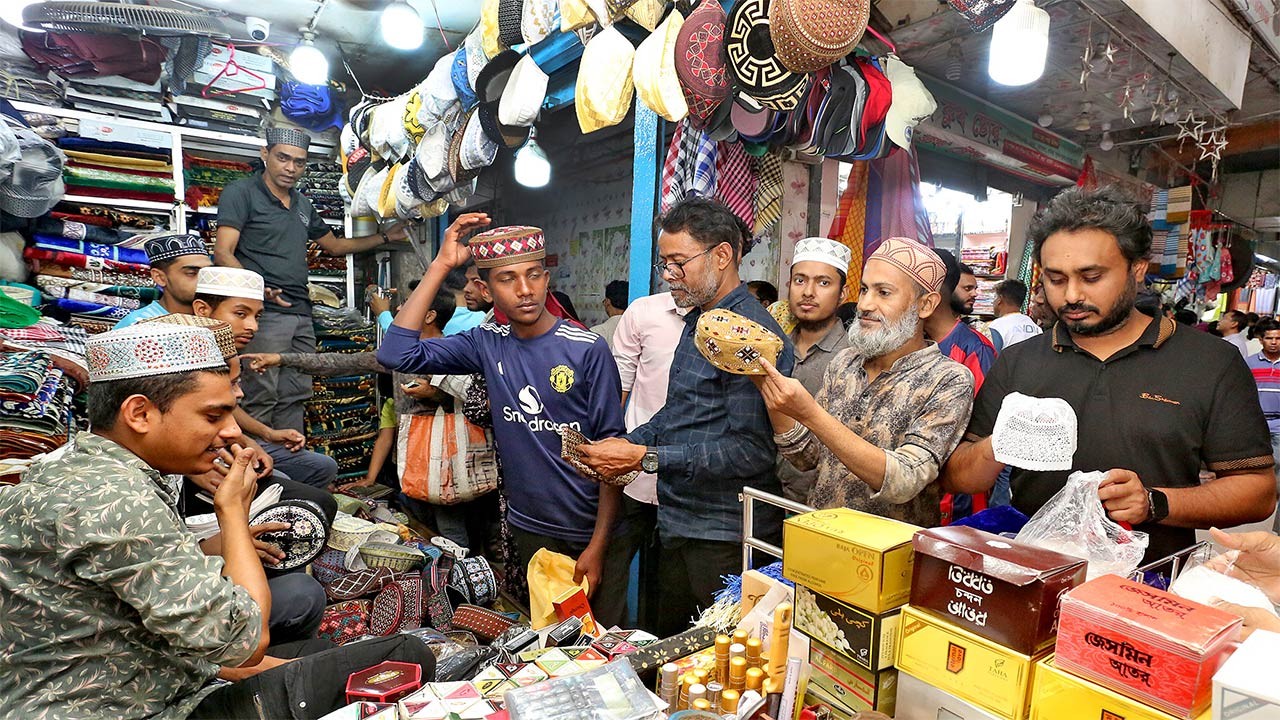 বগুড়ার ঈদ মার্কেট কেনাকাটায় শেষ সময়ে ভিড় আতর-সুরমার দোকানে
