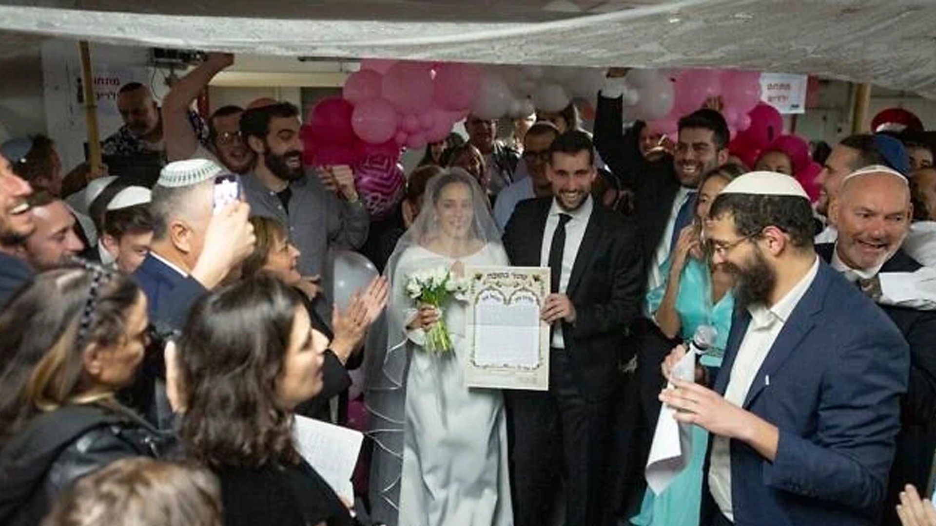 ইরানি ক্ষেপণাস্ত্র গর্জনের মাঝেই মাটির ৪ তলা নিচে ইসরাইলি যুগলের বিয়ে