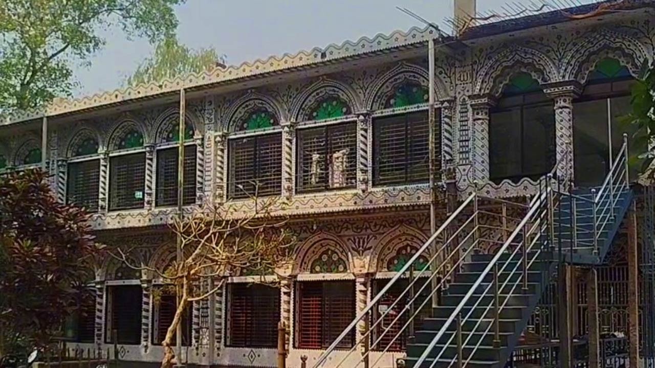 লালমনিরহাট সীমান্তে এখনও দাঁড়িয়ে আছে প্রাচীন কেরামতিয়া বড় মসজিদ