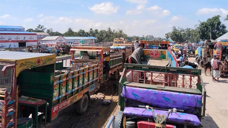 সিরাজগঞ্জে মহা সড়কের পাশে হাট হওয়ায় দুর্ভোগ বেড়েছে
