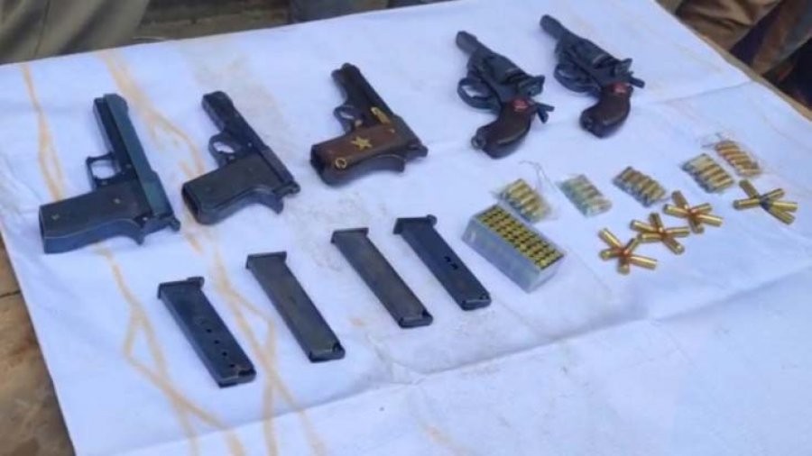 খুলনায় ৫টি পিস্তল ও গু‌লিসহ একজন আটক