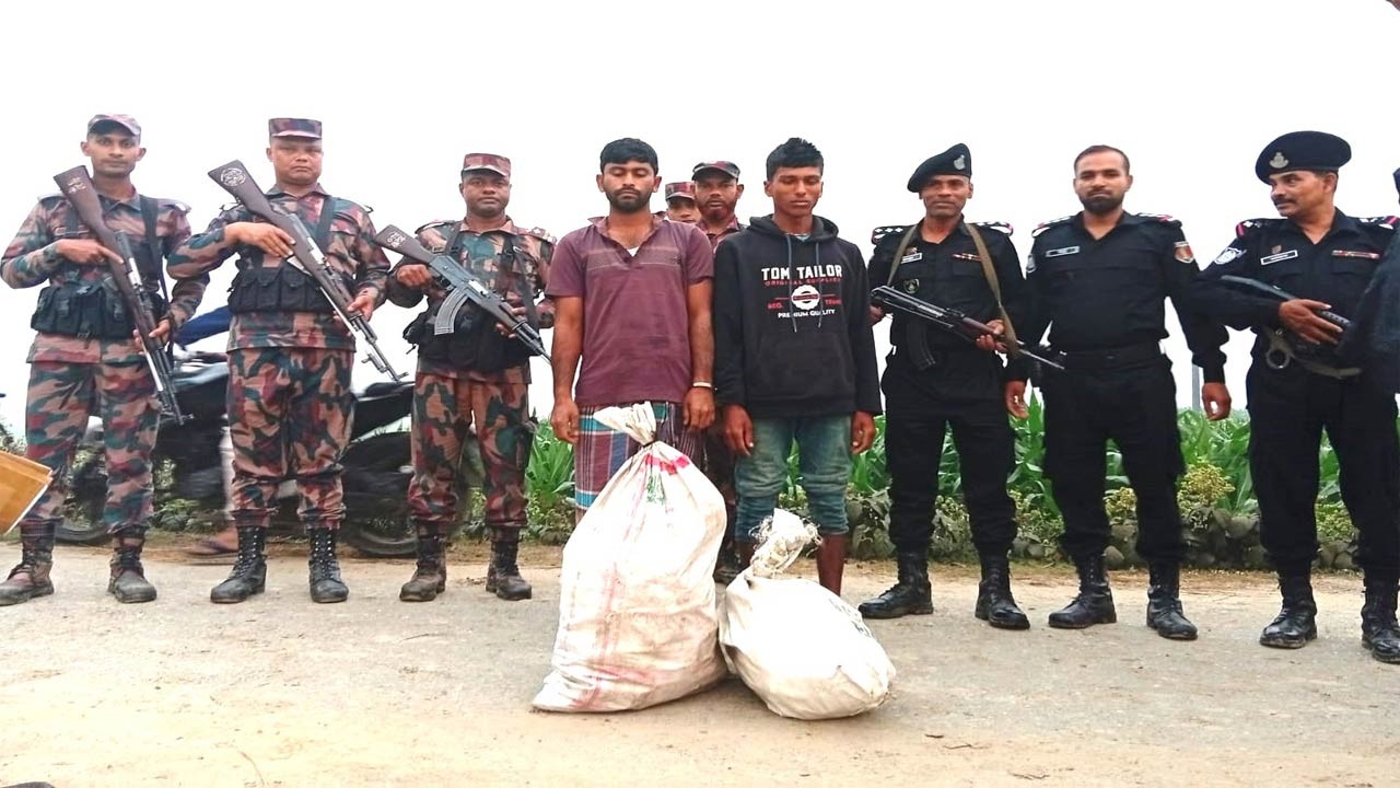 দিনাজপুরের বিরল সীমান্তে ভারতীয় স্কাফ সিরাপসহ আটক ২