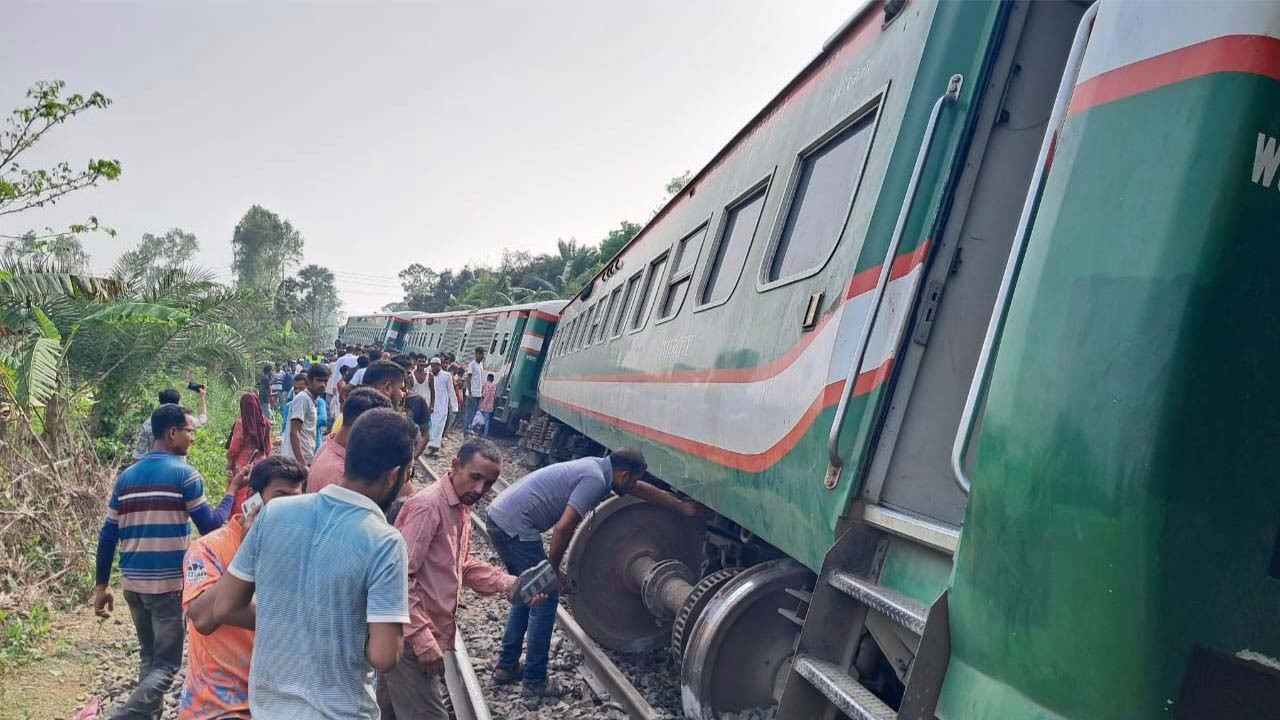 ‘নীলসাগর এক্সপ্রেস আন্ত:নগর’ ট্রেন লাইনচ্যুত ঘটনা : তদন্তে উঠে এসেছে তিন পর্যায়ে দায়িত্বে অবহেলা