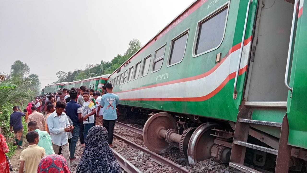 বগুড়ার সান্তাহার জংশনের কাছে নীলসাগর এক্সপ্রেস ট্রেনের ৯ বগি লাইনচ্যুত, দেড় শতাধিক আহত