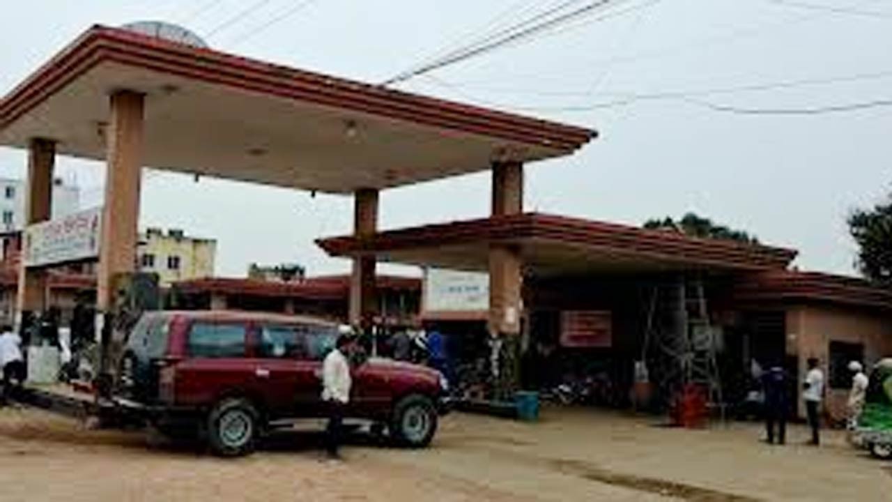 কুড়িগ্রামের রাজারহাটে জ্বালানি সংকটে ভোগান্তিতে কৃষক-যানবাহন চালকসহ সাধারণ মানুষ