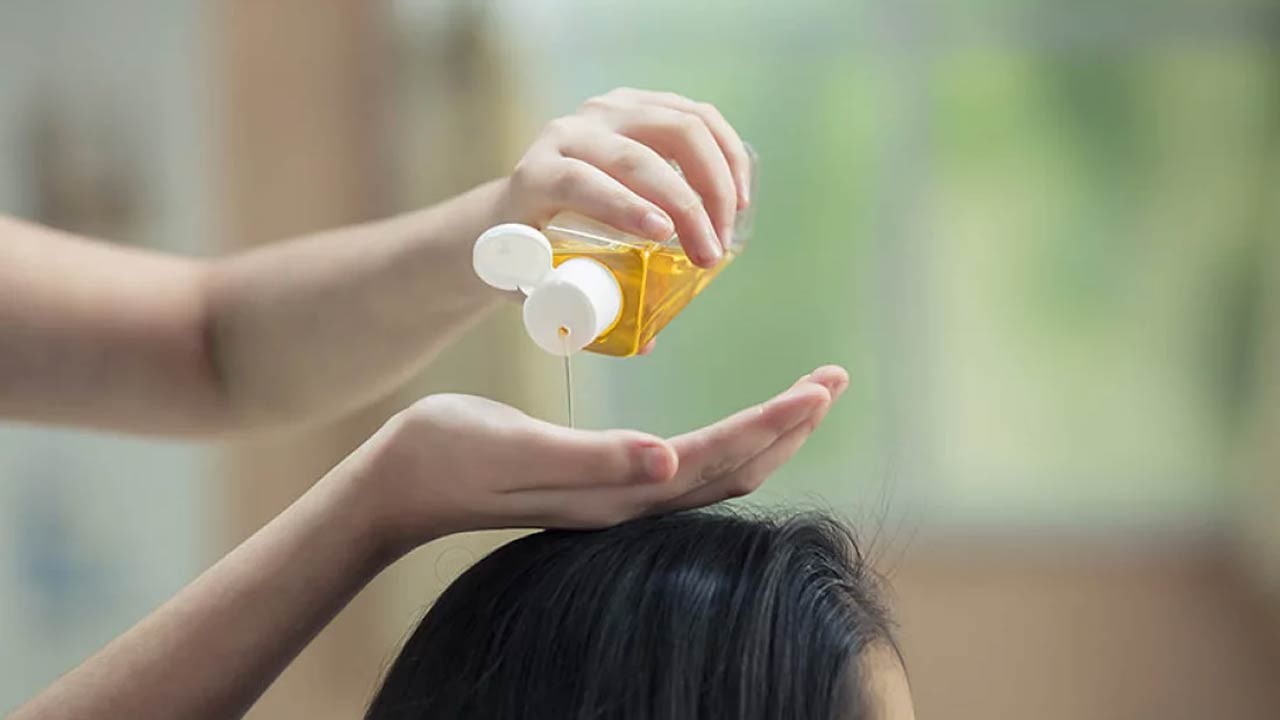 গরমে সব তেল চুলের জন্য ভালো নয়: কোনগুলো এড়িয়ে চলবেন?