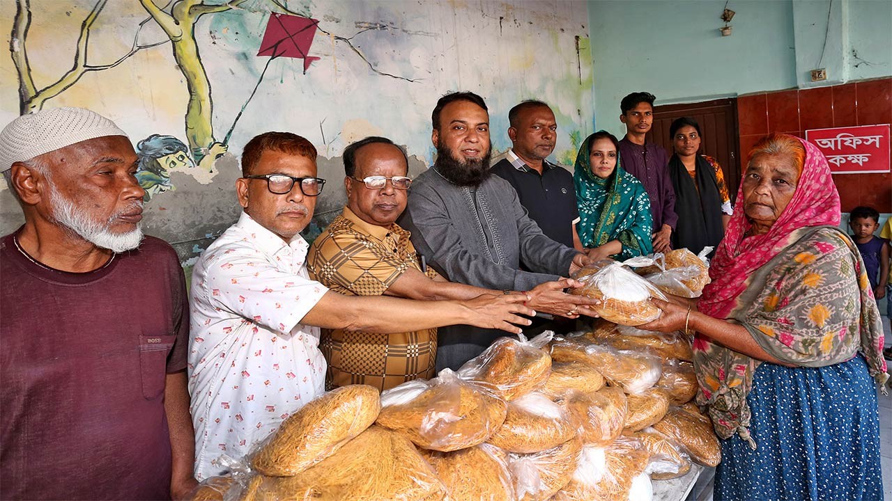 ঈদ উপলক্ষে মৌমাছি খেলাঘরের উদোগে লাচ্ছা ও পাঞ্জাবি বিতরণ