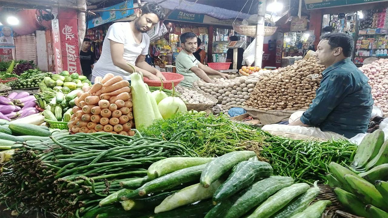 বগুড়ার সবজির বাজারে স্বস্তি, বাড়তি দাম মুরগির