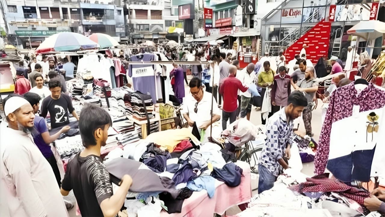  শেষ মুহুর্তে ঈদ ঘিরে জমজমাট ভ্যানের দোকান