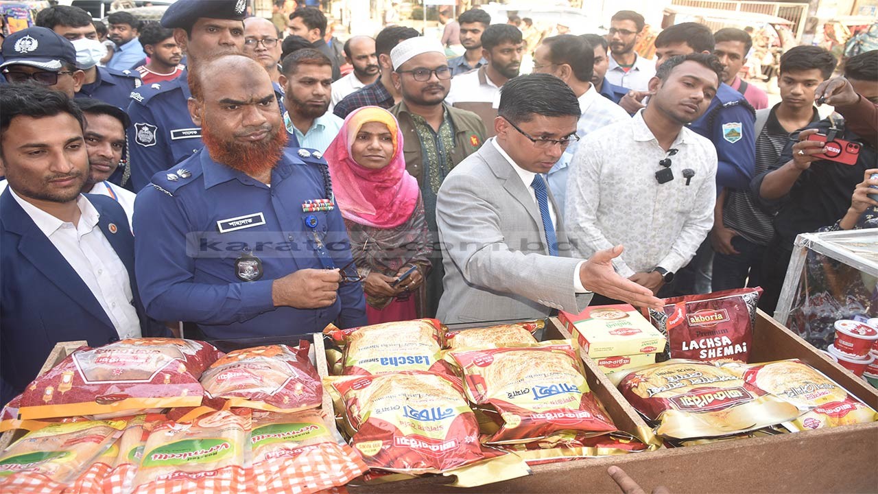 বগুড়ায় ফুটপাত দখলমুক্ত রাখতে একসাথে মাঠে নামলেন ডিসি-এসপি