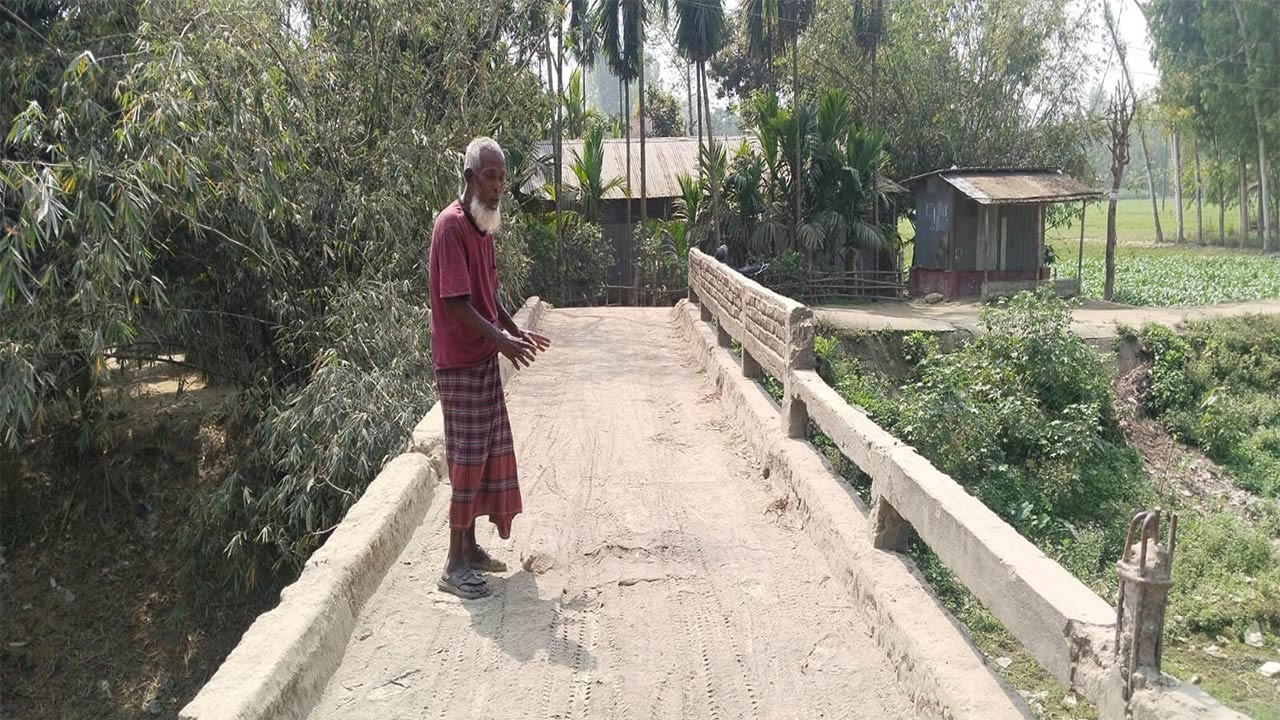 কুড়িগ্রামের রাজারহাটে দুর্গারাম ক্যানেলের ওপর পাটাতন ভাঙা ঝুঁকিপূর্ণ ব্রিজ