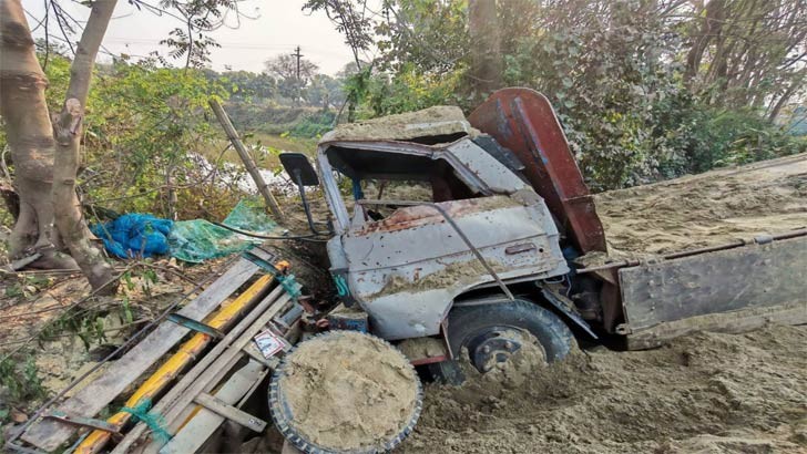 বগুড়ার কাহালুতে বালু বোঝায় ট্রাকের চাপায় এক পা হারালো চার্জার ভ্যান চালক